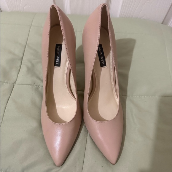 Tatiana Pointy Toe Pumps
Barely Nude Leather Stiletto High Heels 8.5 - Picture 5 of 11